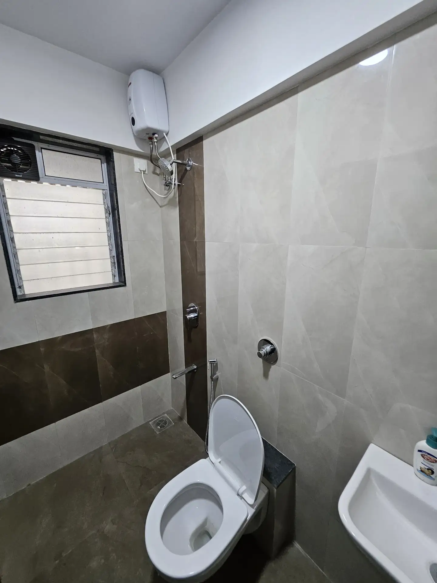 1 BHK Flat for Rent in Empire Tower, Malad East